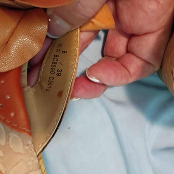 b.o.c. Women's Metallic Orange Floral Sandals Sz 8 EUC - Picture 8 of 8